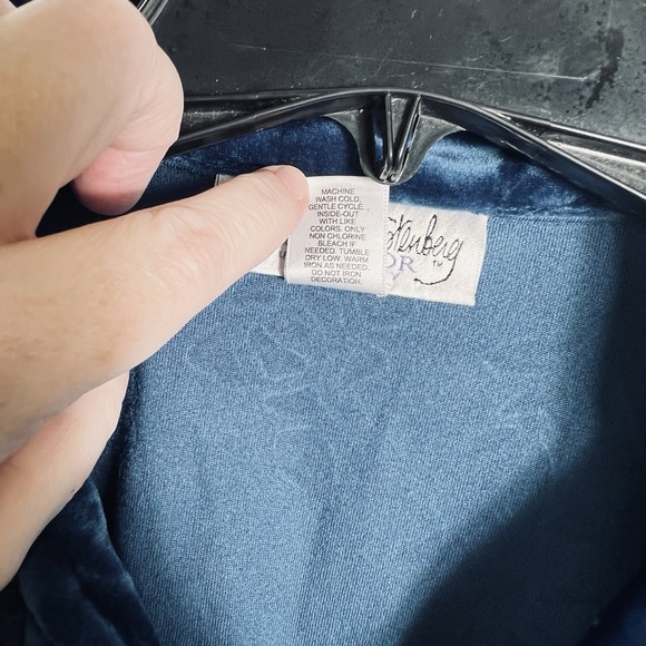 Vtg Diane Von Furstenberg Womens Medium Blue Velvet Button Front Blouse 90s EUC! - Picture 5 of 5